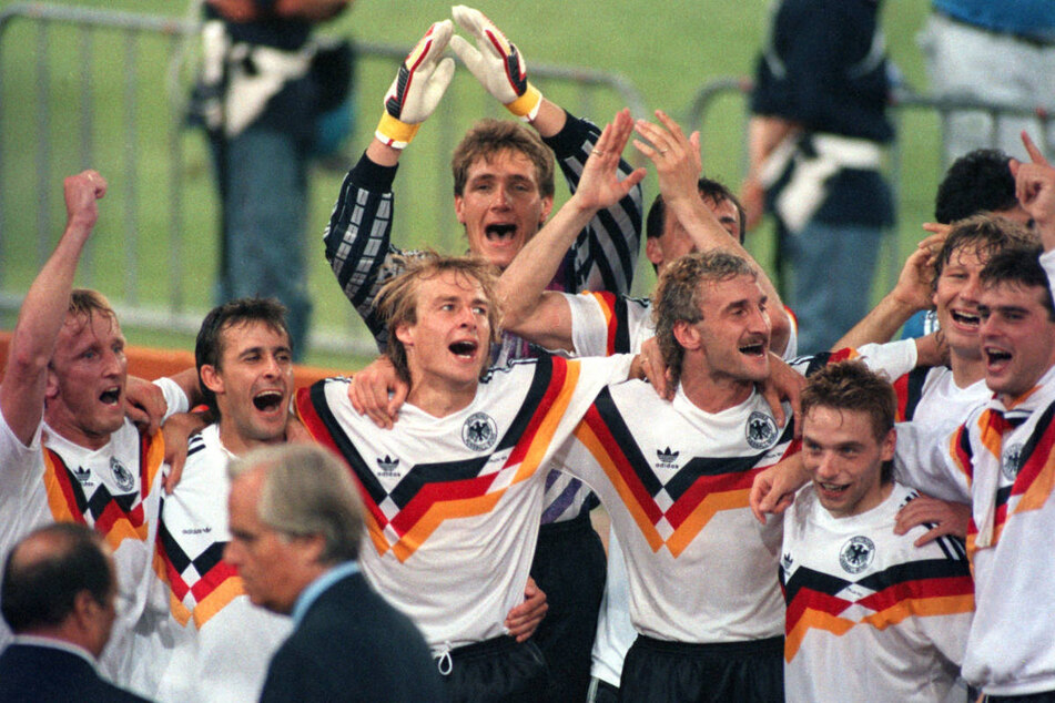 Thomas Häßler (3.v.r.) gehörte dem Nationalteam an, das 1990 den Weltmeistertitel in Italien gewann. (Archivfoto)