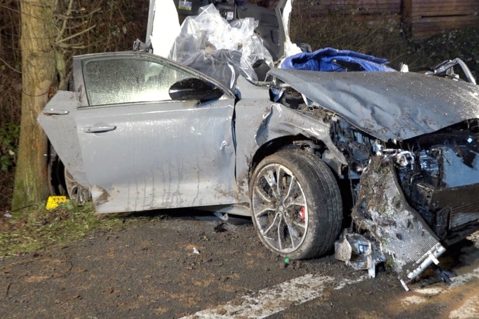 Tödlicher Unfall: Sportwagen überholt Auto-Kolonne und prallt gegen Baum