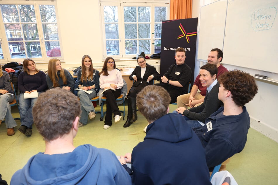 Mehr als zwei Stunden diskutierten die Zehntklässler des Helene-Lange-Gymnasiums über demokratische Werte.