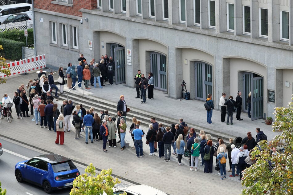 Nach der Fortsetzung des Mordprozesses im Fall Fabian hat sich vor dem Landgericht eine lange Schlange von Besuchern gebildet.