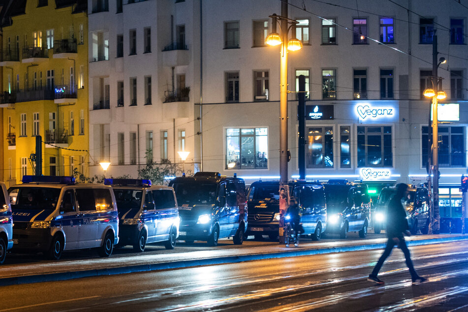 Auf der Warschauer Brücke in Berlin eskalierte ein Routineeinsatz der Polizei. (Archivbild)