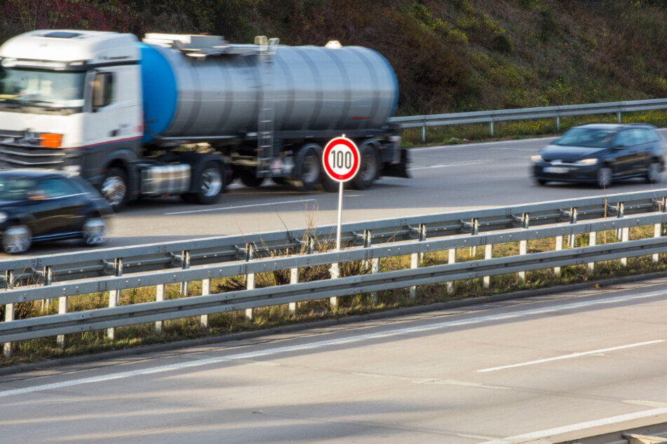 Rasen verboten: 100 km/h bleiben als Tempolimit auf der Dresdner Stadtautobahn fortan bestehen.