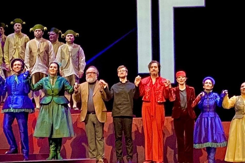 Umjubeltes Finale: Markus Marquardt (3.v.l.) im braunen Sakko und Antonia Bär (3.v.r.) im Leporello-Kostüm zum Schlussapplaus auf der Bühne.