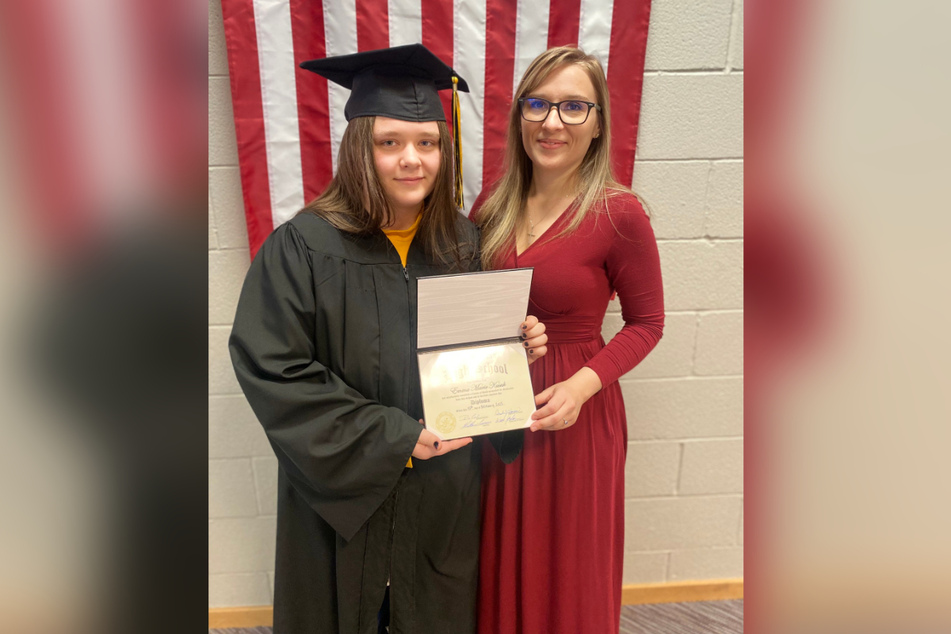 Vergangenen Februar feierte Emma Kusak (18, l.) noch ihren High-School-Abschluss.