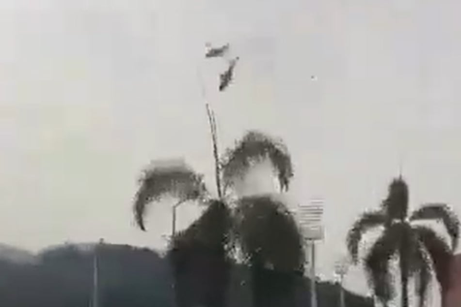 Zwei Militärhubschrauber krachen in der Luft zusammen und stürzen ab.