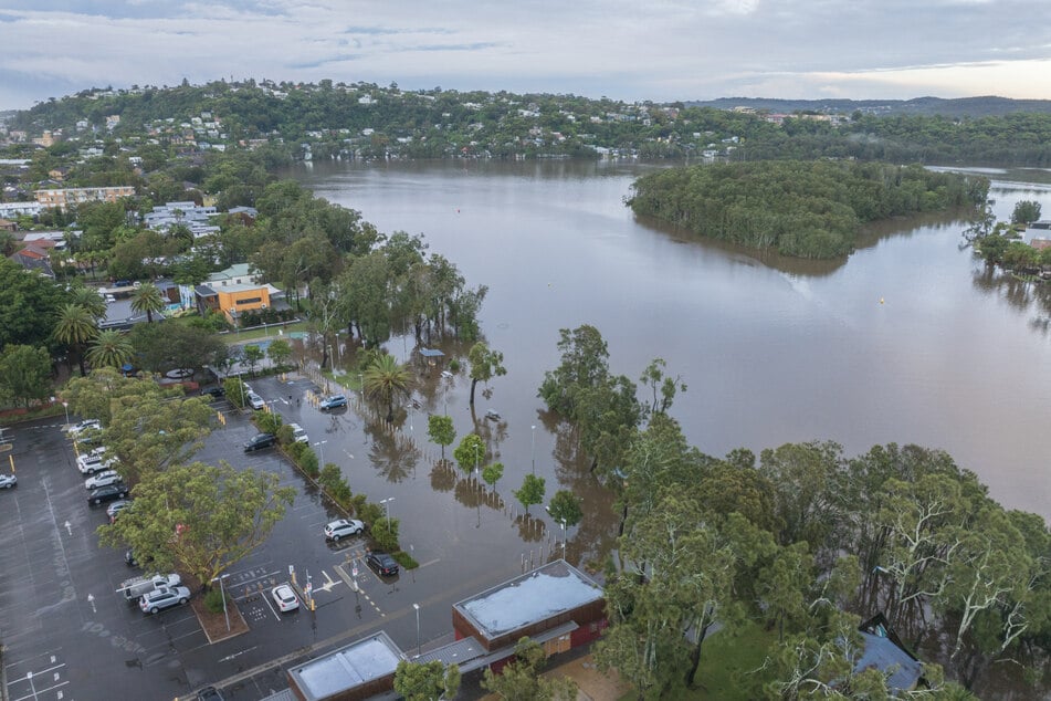 Nördlich von Sydney wurde ein ganzer Parkplatz überflutet.