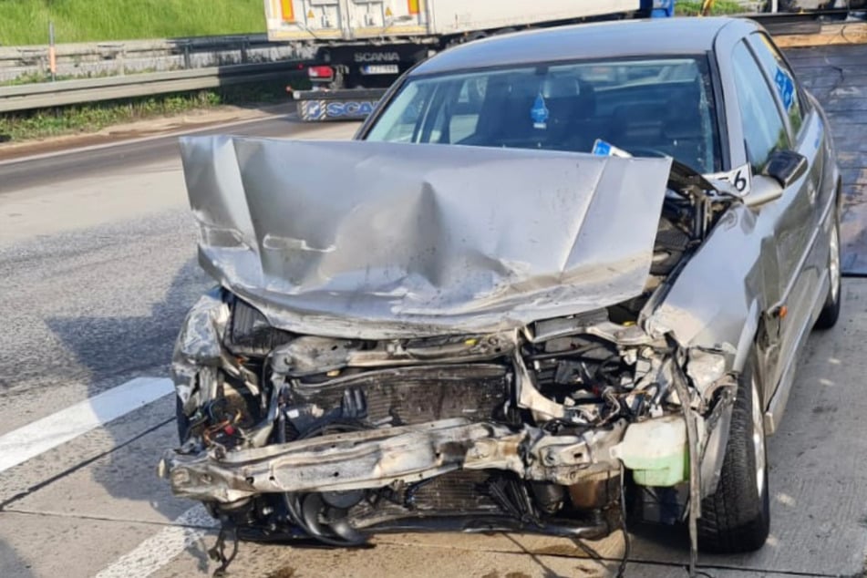 Unfall auf A17: Opel kracht gegen Leitplanke
