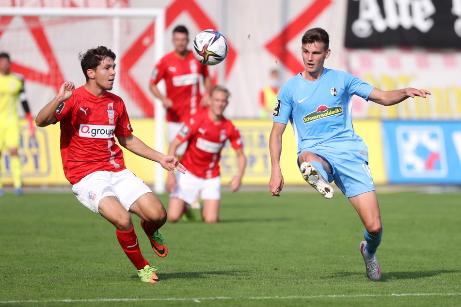 Yannic Voigt (19, l., gegen Freiburgs Yannik Engelhardt, 21) geht in seine zweite Saison beim FSV Zwickau.