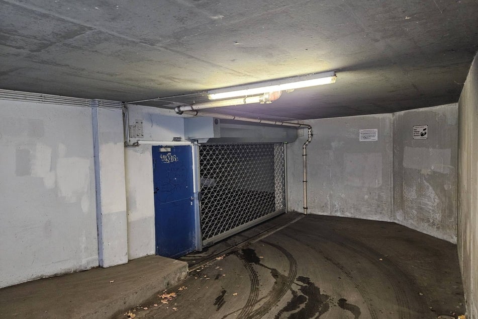 Sie stahlen das Auto aus der Tiefgarage.