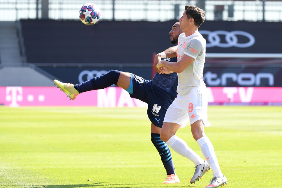 Robert Lewandowski (r.) und Marseilles Dimitri Payet kämpfen um den Ball.