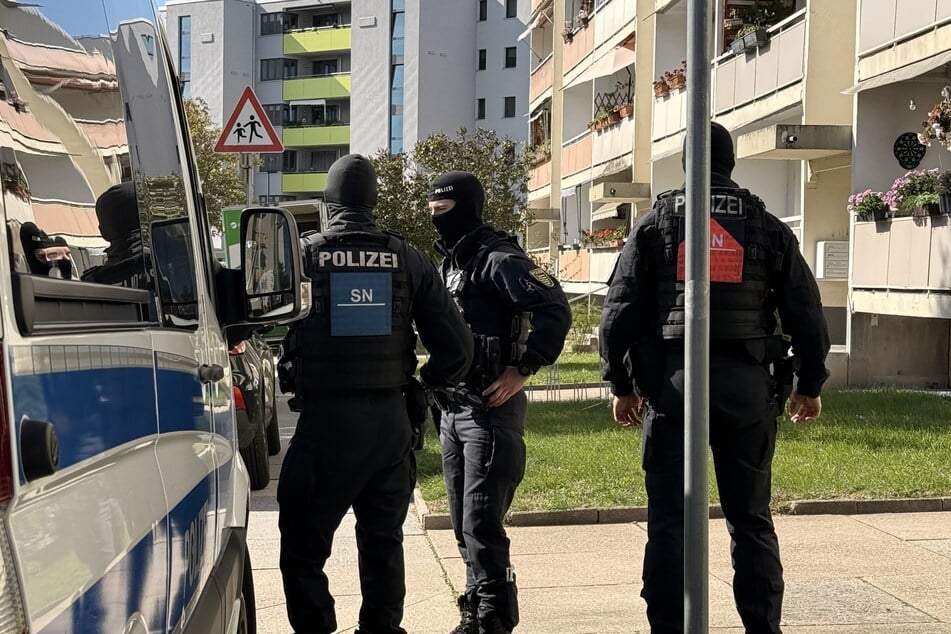 Nicht nur in Dresden: Auch in Heidenau auf der Dr.-Otto-Leuschke-Straße wurde eine Wohnung durchsucht.