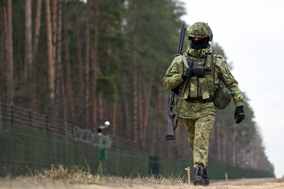 Ein belarussischer Grenzschützer patrouilliert an der Grenze zur Ukraine.