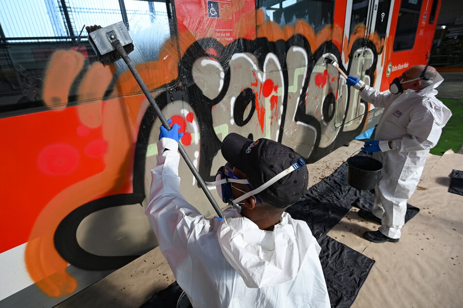 Graffiti auf Bahnen zu entfernen ist eine kostspielige Sache. Zudem können die Züge dann einige Tage nicht eingesetzt werden.