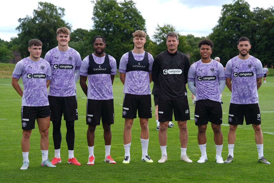 Blessin begrüßte zum Auftakt seine sechs Neuzugänge Arkadiusz Pyrka (22, v.l.n.r.), Simon Spari (23), Ricky-Jade Jones (22), Jannik Robatsch (20), Joel Chima Fujita (23) und Mathias Pereira Lage (28).