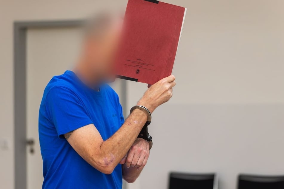 Der Vater (59) nannte bislang kein Motiv für seine grausame Tat.