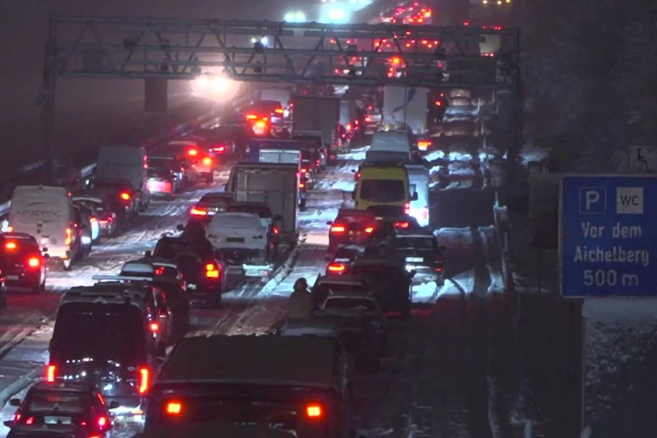 Auf der A8 bei Aichelberg kam es zu erheblichen Verkehrsstörungen.