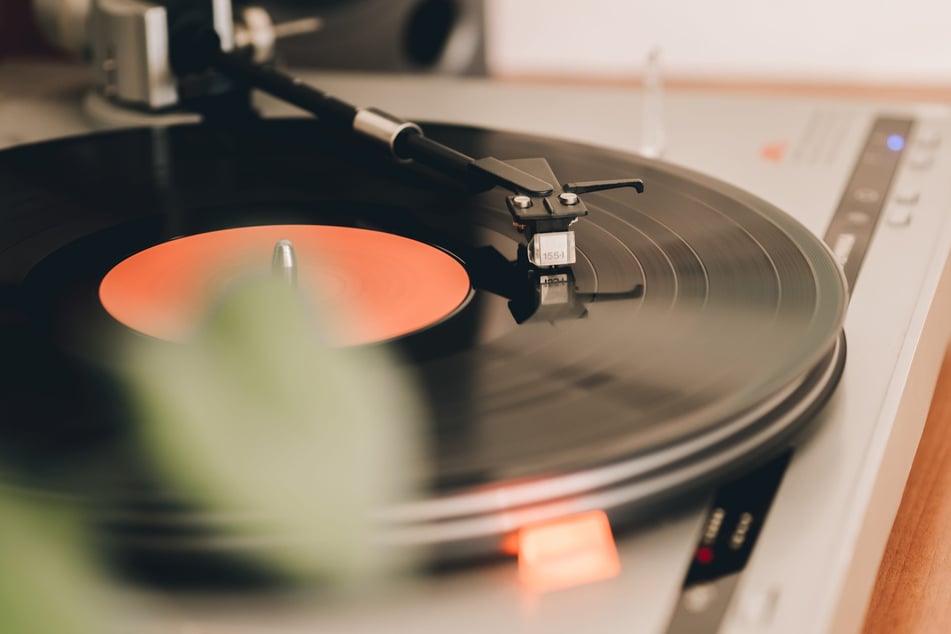 Beim Vinyl-Listening-Abend stehen ausgewählte Schallplatten und gemeinsames Musikhören im Mittelpunkt. (Symbolfoto)