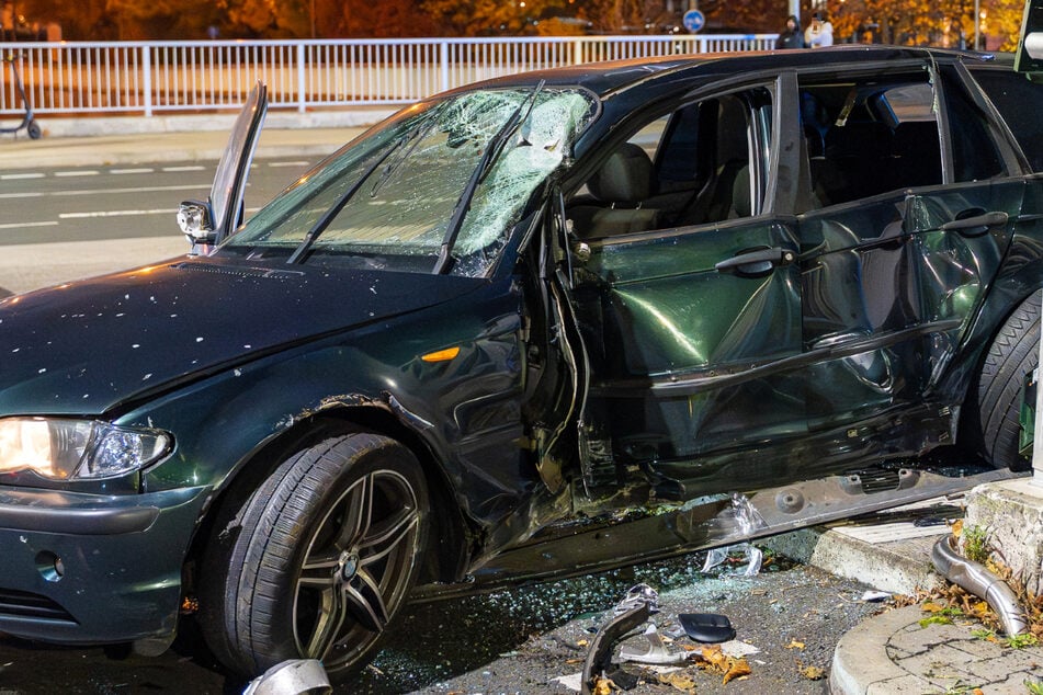 Schwerer Unfall mit vier Verletzten in Rüsselsheim: Die Polizei sucht den Fahrer dieses schwarzen BMWs.
