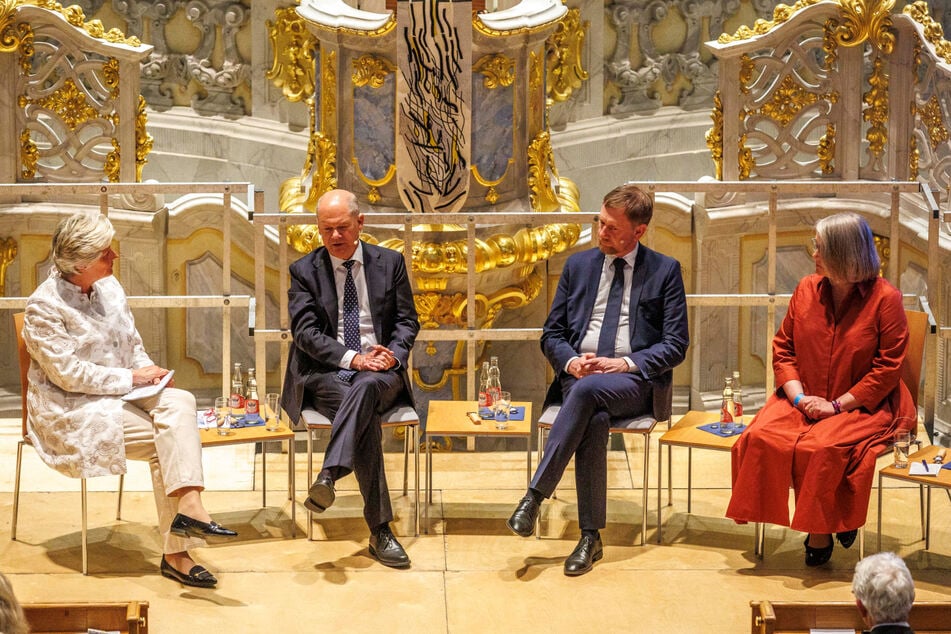 Die Debattenteilnehmer (v.l.): Moderatorin Alexandra Gerlach (62), Altkanzler Olaf Scholz (67, SPD), MP Michael Kretschmer (50, CDU) und Prof. Dr. Heike Krieger (57).