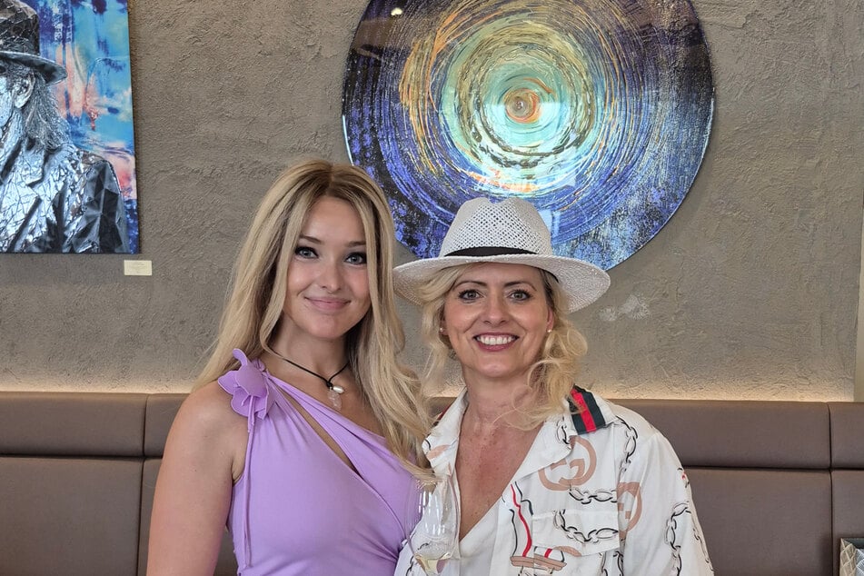 Patrice Eva Aminati (31, l.) mit Künstlerin Ann Gol`dor in der Ausstellung vor dem runden "Strudelbild".