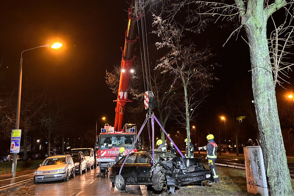 Ein Hyundai-Fahrer krachte bei einem gescheiterten Überholversuch gegen einen Baum in Berlin-Hellersdorf.