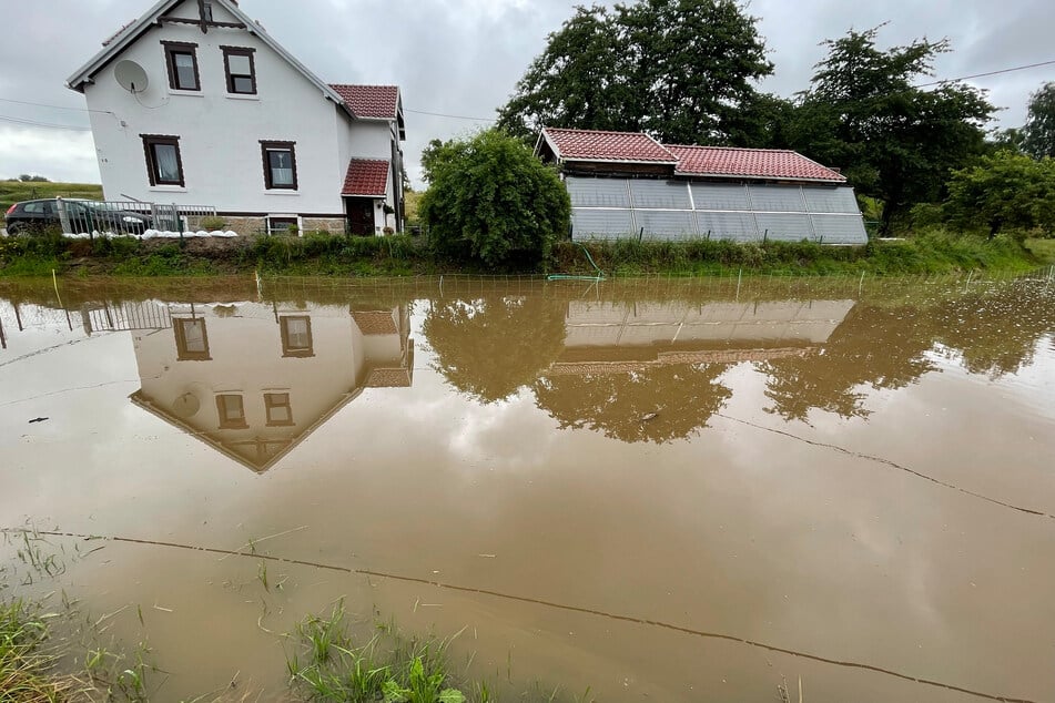 In Berthelsdorf ist plötzlich ein See statt einer Wiese.