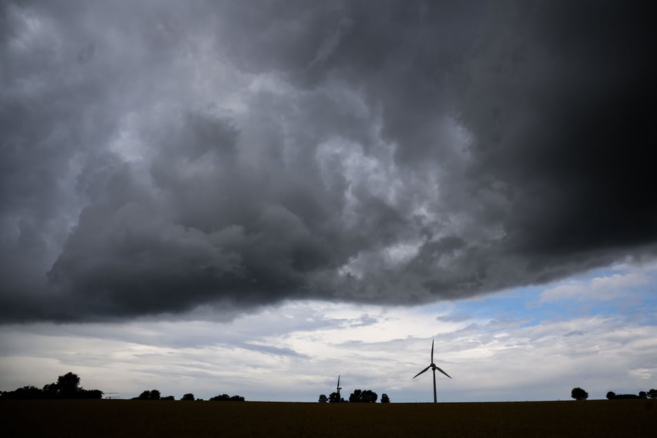 Laut dem Deutschen Wetterdienst ist noch vor Christi Himmelfahrt mit viel Regen und teils starken Sturmböen zur rechnen. (Symbolbild)