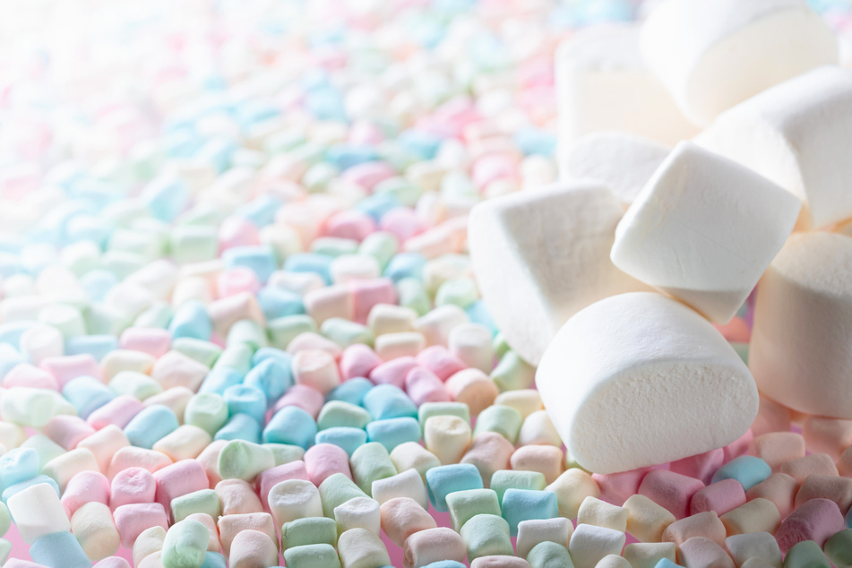 Die vor allem bei Kindern beliebten Marshmallows werden extrem klebrig, wenn sie mit Feuchtigkeit oder Speichel in Berührung kommen.