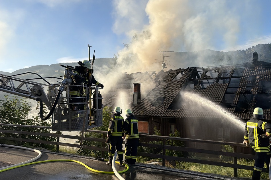 Die Feuerwehr kümmerte sich um das brennende Gebäude.