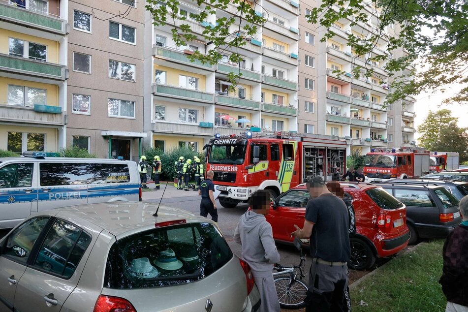 Feuerwehreinsatz am Montagabend in Chemnitz-Markersdorf: Im Keller eines Plattenbaus brannte es.