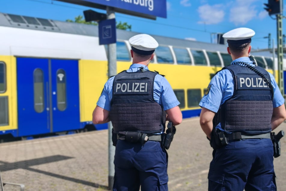 Mann verschafft sich gewaltsam Zutritt! Zugbegleiter wird zu Boden gestoßen und verletzt