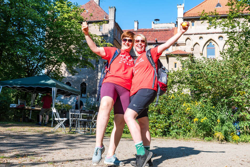 Claudia (45, v.l.) und Winke (43) freuten sich über die Ankunft am Schloss Seifersdorf.