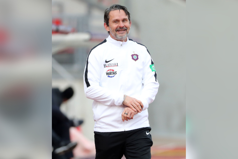 Ungewohnt, komisch und herausfordernd! FCE-Coach Dirk Schuster (53) kann trotz der kurzen Spielpause noch lächeln.