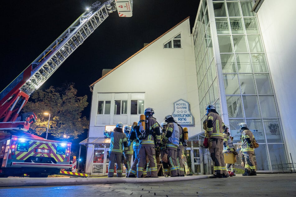 Großaufgebot am Berliner Ring: Rund 90 Einsatzkräfte waren teilweise über Stunden bei dem Einsatz vor Ort.