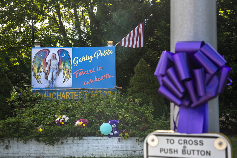 Eine Gedenkstätte erinnert an Gabby Petito in ihrer Heimatstadt Blue Point.