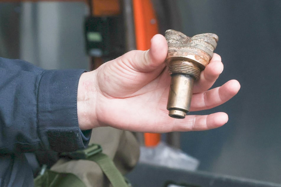 Der besonders haltbare Messingzünder der Bombe ließ sich schnell lockern und entfernen.