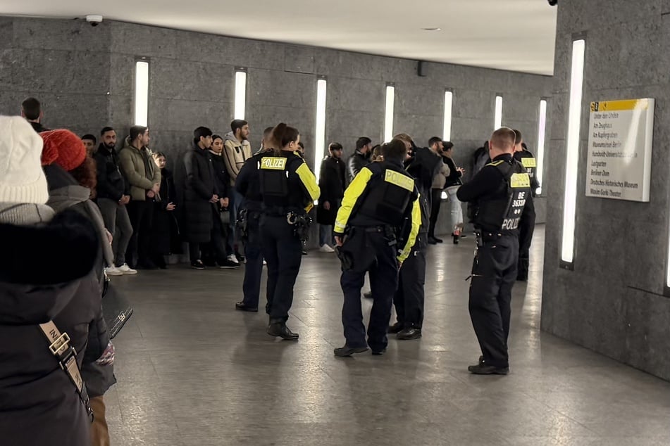 Noch im U-Bahnhof wurden die erfassten Personen festgenommen.