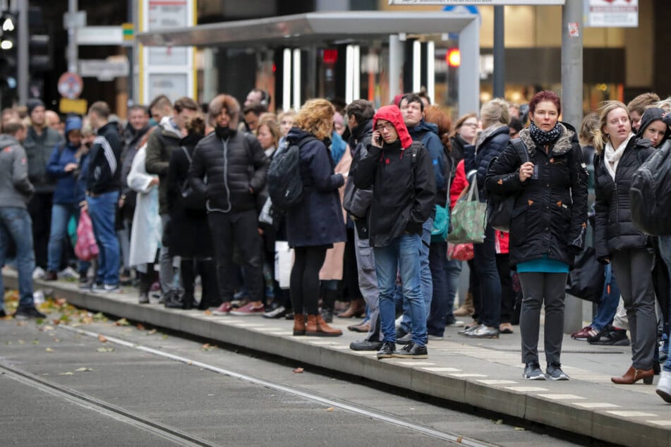 Beim Ausstieg aus der Straßenbahn versperrte eine Menschenmasse den Weg. (Symbolfoto)