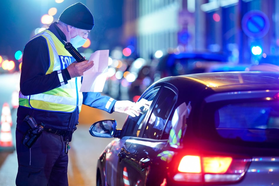 Ein Polizeibeamter bei einer Kontrolle in Mannheim am Freitagabend.