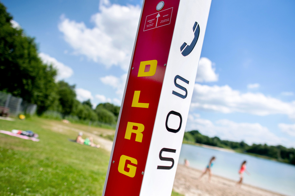 Die DLRG bewachen Badestrände und sorgen für die Sicherheit in Freibädern. (Symbolbild)