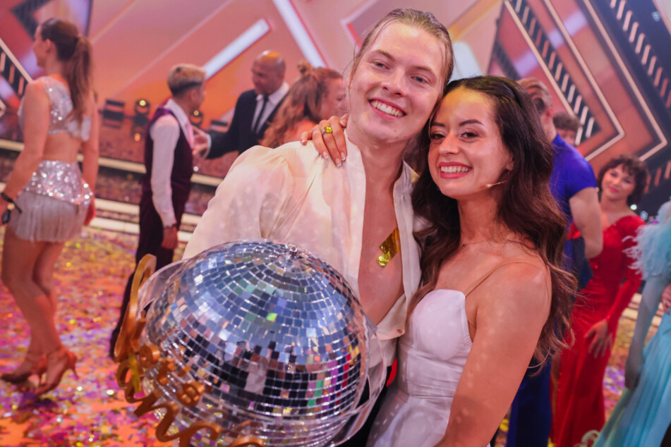 Gabriel Kelly (22) und Malika Dzumaev (33) konnten die 17. Staffel von "Let's Dance" für sich entscheiden.