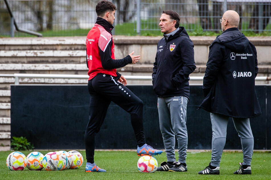 VfB-Übungsleiter Bruno Labbadia (Mitte) gab seinen Spielern am heutigen Sonntagvormittag wie gewohnt Anweisungen.