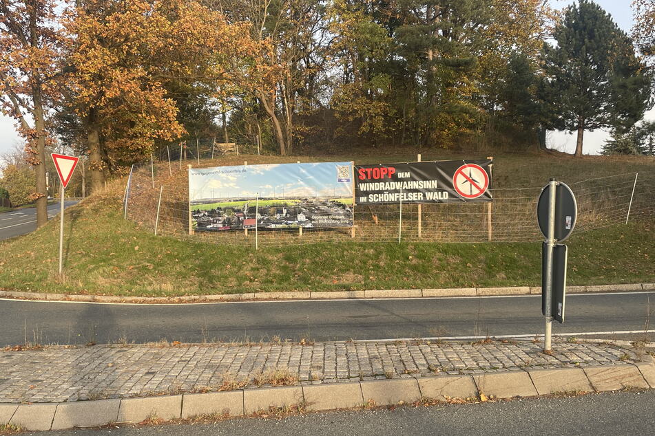 Ein Plakat der Bürgerinitiative gegen Windräder. Die BI verurteilt die Tat.