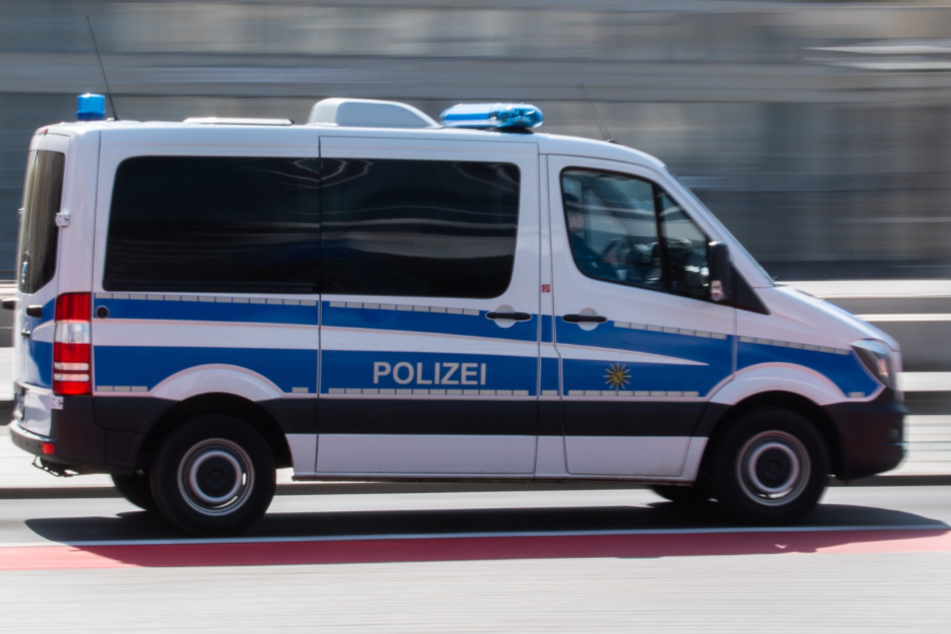 Ein Polizeiauto ist durch Dresden unterwegs (Symbolbild).