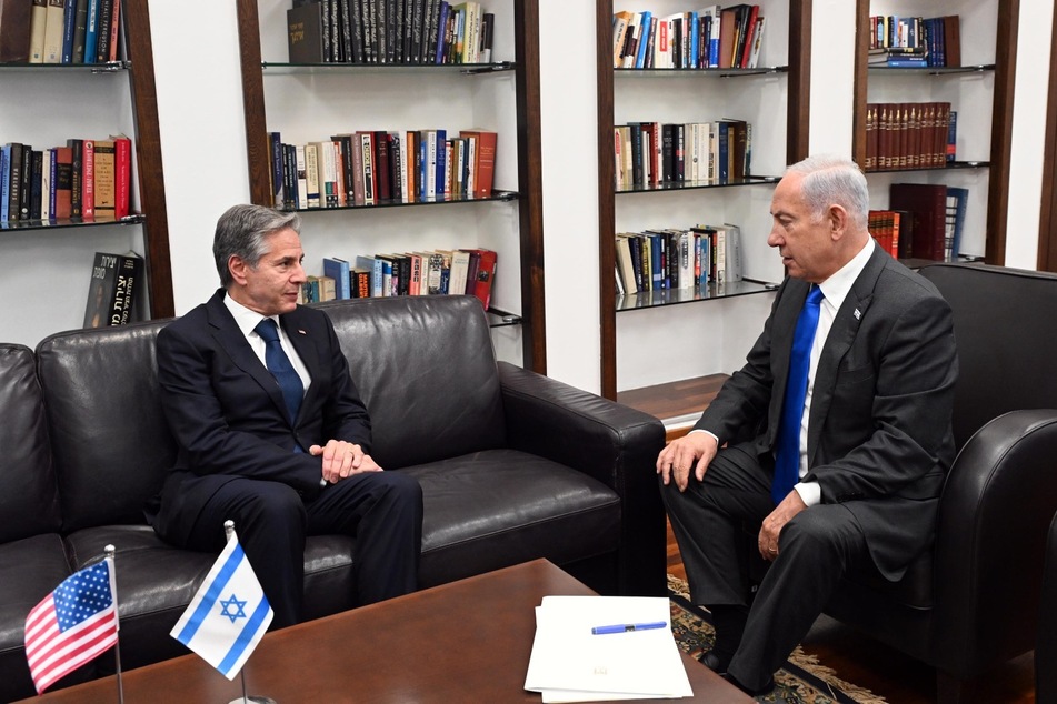 Benjamin Netanjahu (73, r.), Ministerpräsident von Israel, zeigte bei einem Treffen mit dem US-Außenminister Antony Blinken (61, l.) Fotos von getöteten Babys.