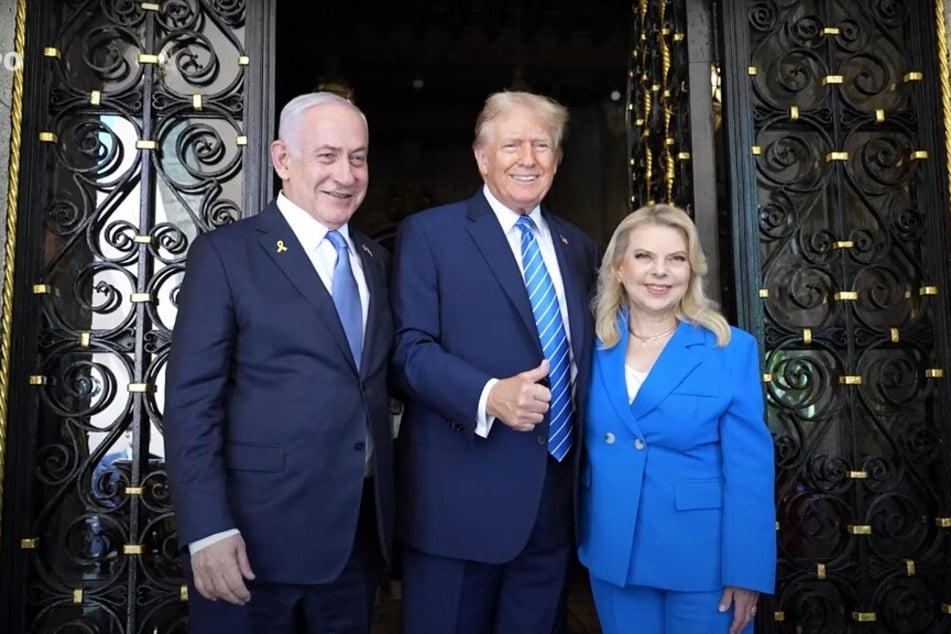 Israeli Prime Minister Benjamin Netanyahu (l.) and his wife Sara (r.) are welcomed by Donald Trump at the Mar-a-Lago Club in Palm Beach, Florida, in July 2024.