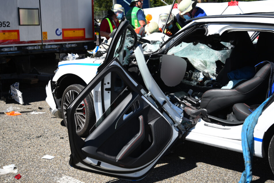 Heftiger Crash auf A6: Audi-Fahrer mit schweren Verletzungen ins Krankenhaus geflogen