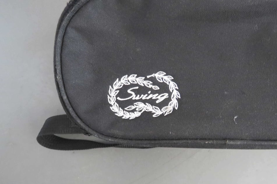 Die Posaune war in einer schwarzen Tasche.