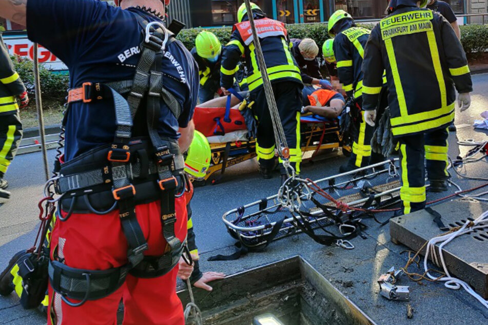 Der Sonderdienstes Höhenrettung der Frankfurter Feuerwehr kam zum Einsatz.
