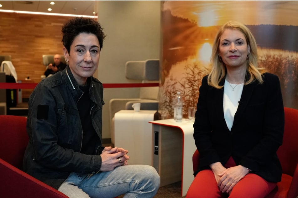 Bahn-Chefin Evelyn Palla (r.) sagt im Gespräch mit Hayali, dass bei den aktuellen Sanierungsarbeiten die Bahnstrecken zumindest auf die Digitalisierung vorbereitet werden würden.